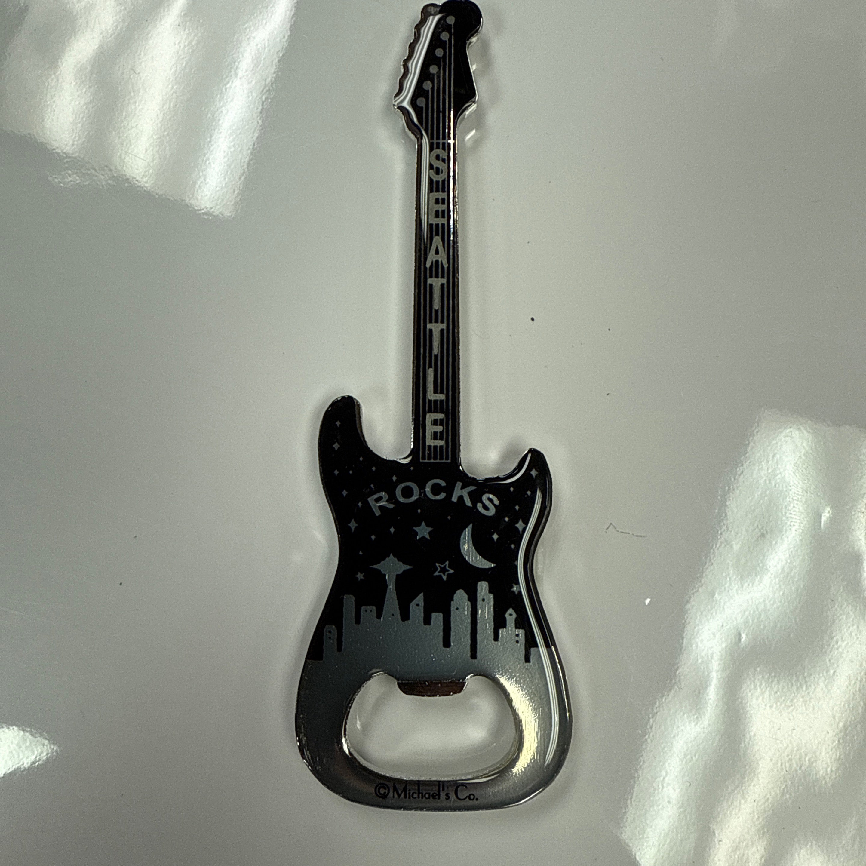 22236 Sea Rocks Guitar Open Mag