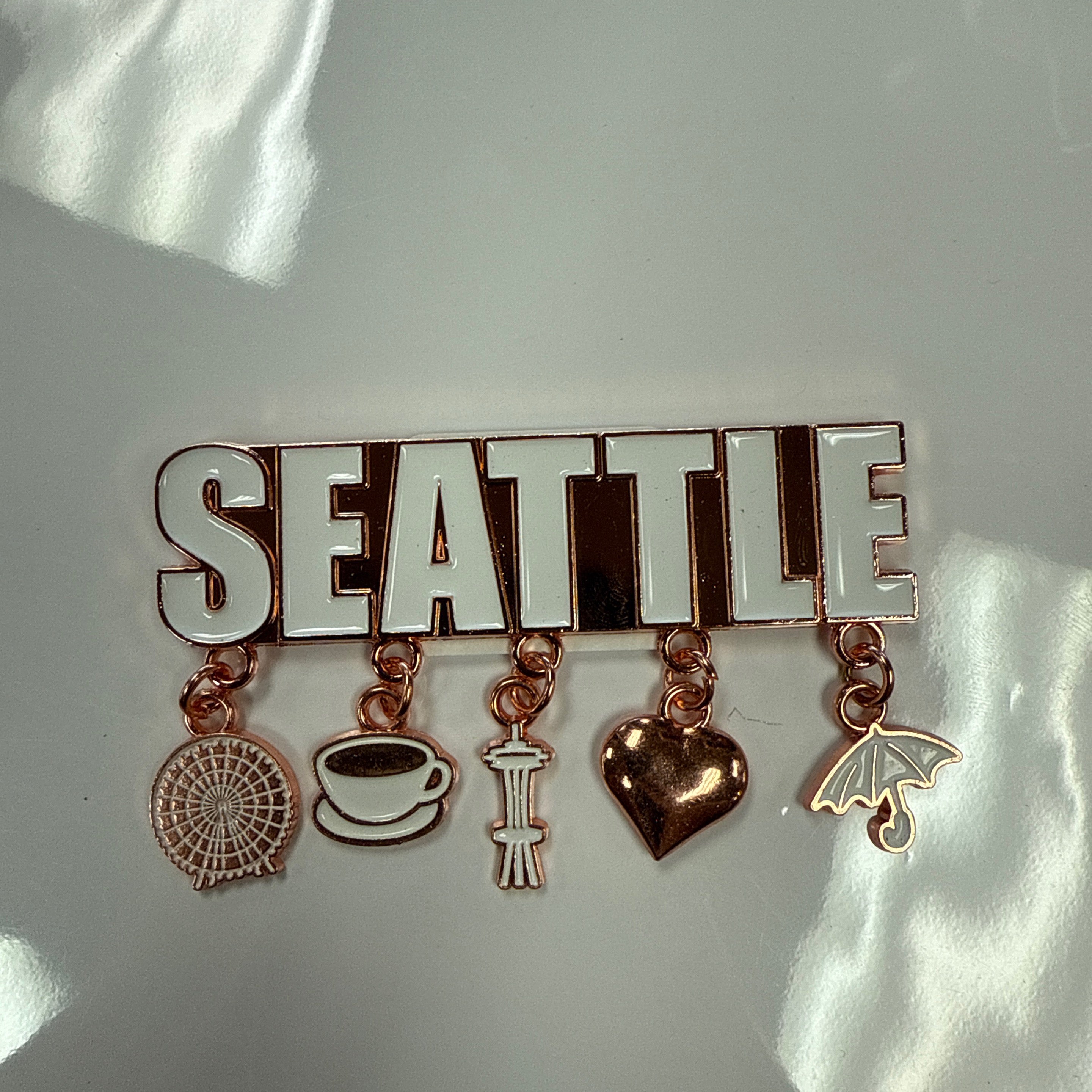 21029 Sea Charm Gold/White Magnet